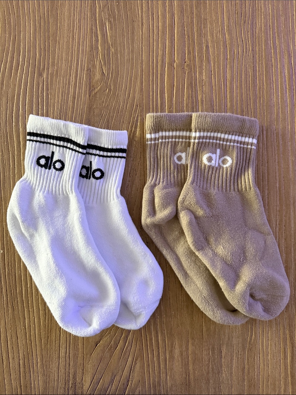 Sex of two Alo Unisex Half-Crew Throwback Sock